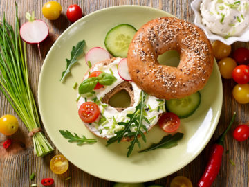 Buns_Vegetables_Tomatoes_Cucumbers_Wood_planks_519498_2048x1152